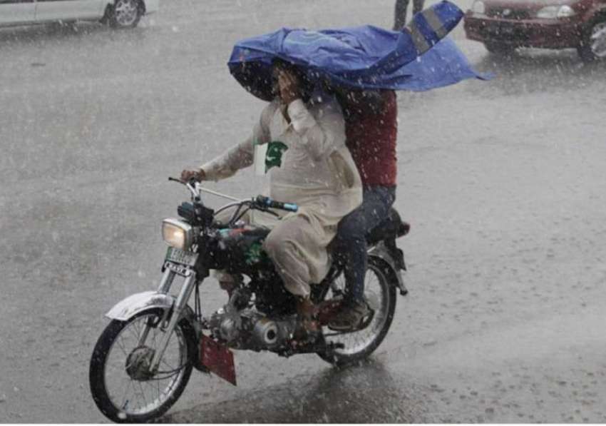 لاہور: شہر میں ہونیوالی موسلادھار بارش کے دشوران موٹر سائیکل ..