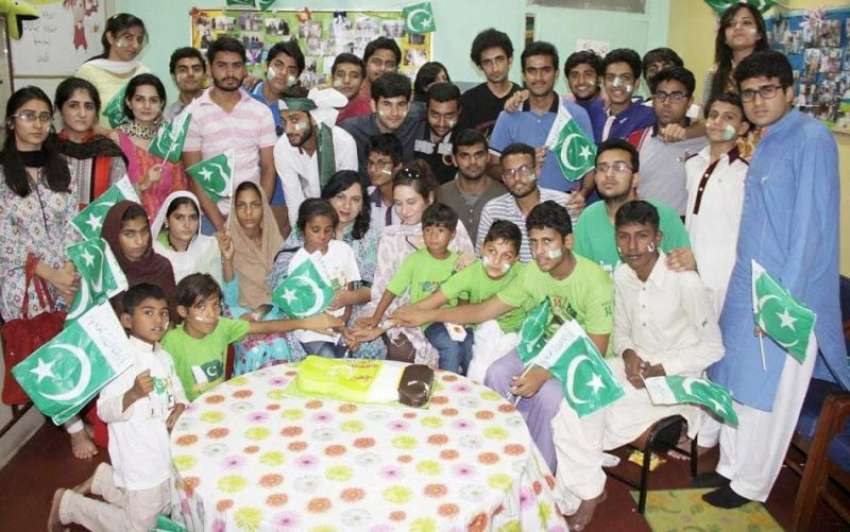لاہور: اخوت ڈریمز کے زیر اہتمام پی آئی سی میں ڈاکٹر عصمت ..