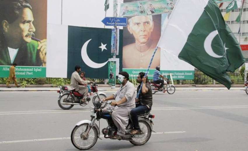 لاہور: جشن آزادی کے موقع پر موٹر سائیکل سوار قومی پرچم اٹھائے ..