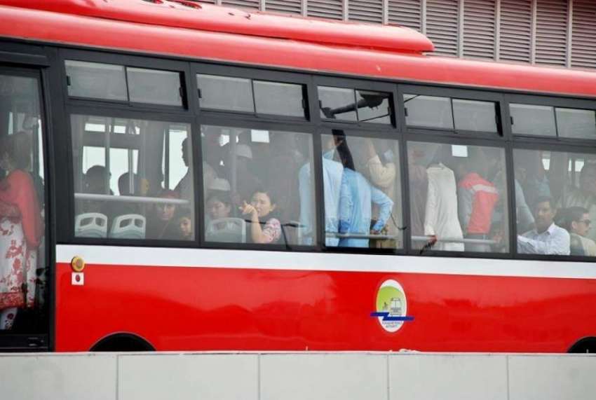 راولپنڈی: جشن آزادی کی خوشی میں میٹرو بس میں جگہ نہ ہونے ..