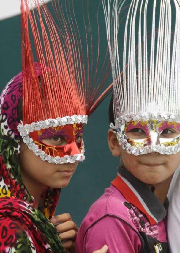 لاہور: جشن آزادی کے موقع پر بچوں نے اپنے چہروں پر ماسک پہن ..