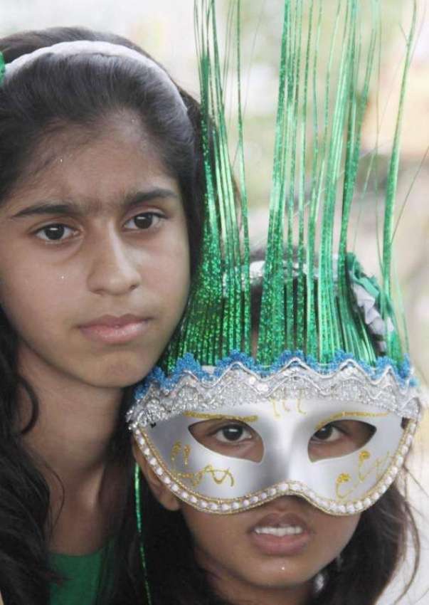 لاہور: جشن آزادی کے موقع پر ایک بچی اپنے چہرے پر ماسک پہن ..