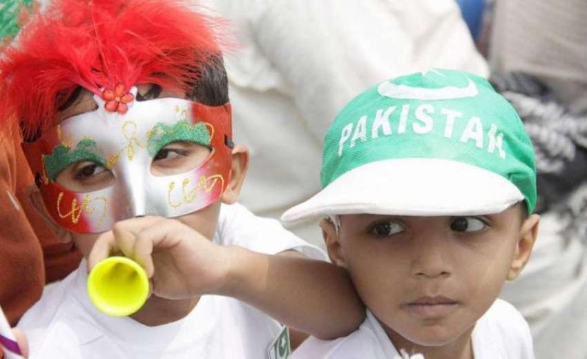 لاہور: جشن آزادی کے موقع پر بچے خوشی کا اظہار کر رہے ہیں۔