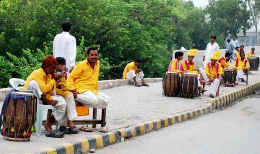 راولپنڈی: ڈھولچی کام کے انتظار میں مری روڈ کنارے بیٹھے ہیں۔