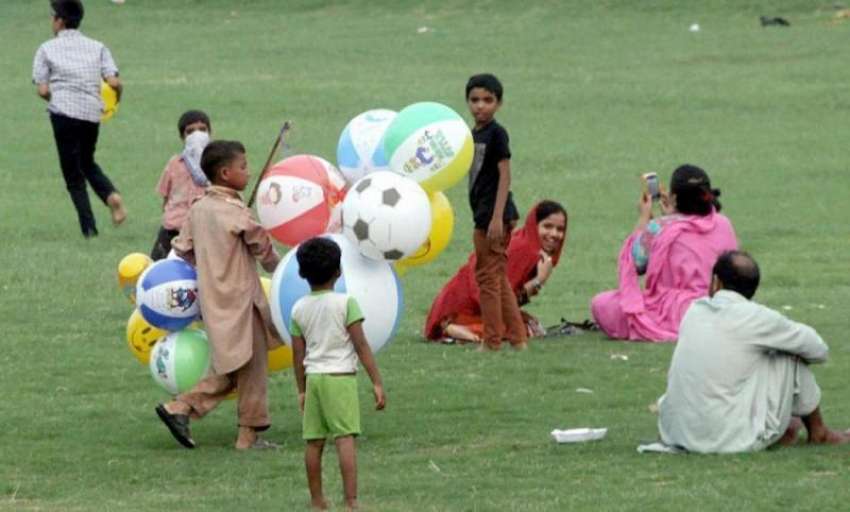 لاہور: جیلانی پارک میں ایک نو عمر بچہ کھلونے فروخت کر رہا ..
