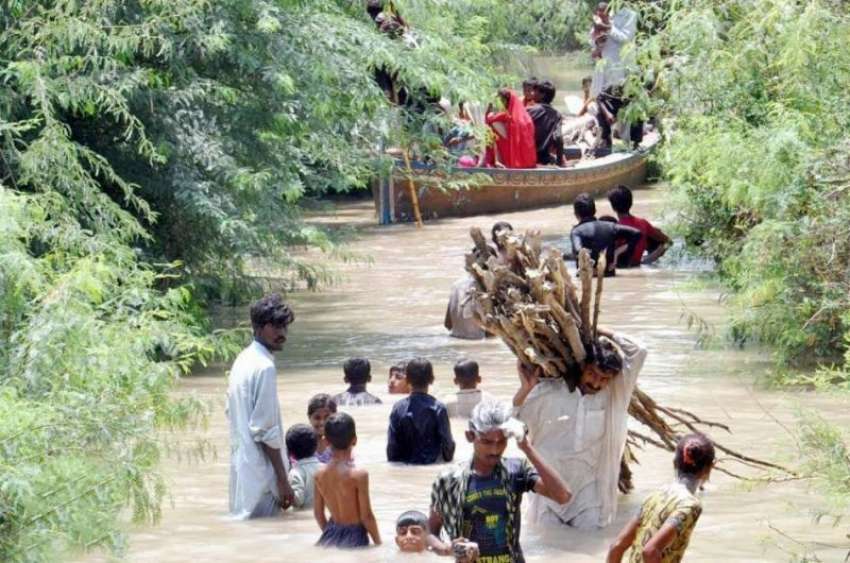 حیدر آباد: لطیف آباد 10کے علاقے میں سیلابی پانی آنے کے بعد ..