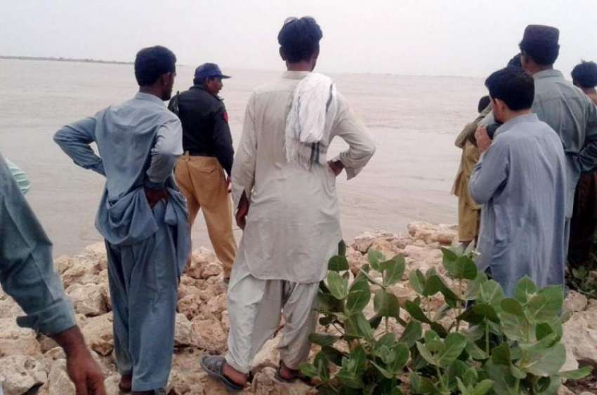 ہالہ: شہری پرانے دریائے سندھ میں سیلابی پانی کو دیکھ رہے ..