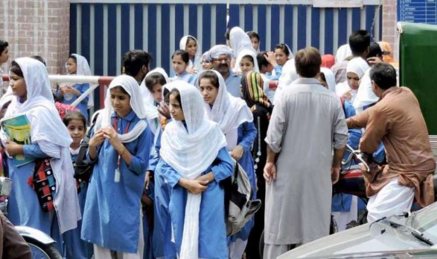لاہور: طالبات سکول سے چھٹی کے بعد گھروں کو جا رہی ہیں۔