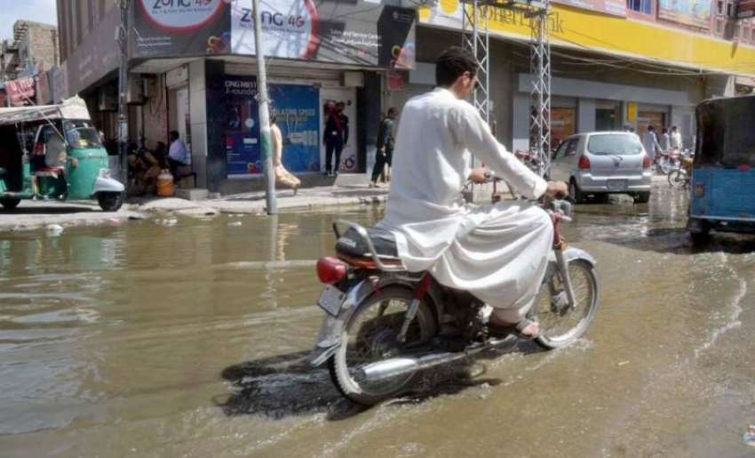 کوئٹہ: جناح روڈ پر بہتا پانی لوگوں کے لیے مشکلات اور پریشانی ..