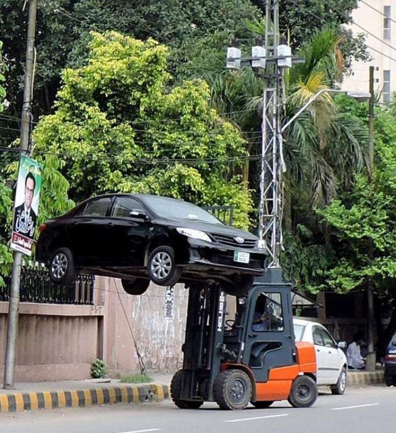 لاہور: جی پی او چوک میں غلط پارک کی گئی گاڑی کو وارڈن لفٹر ..