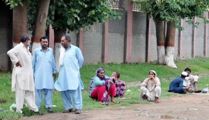 راولپنڈی: اڈیالہ جیل کے باہر قیدیوں سے ملاقات کے لیے جانیوالے ..