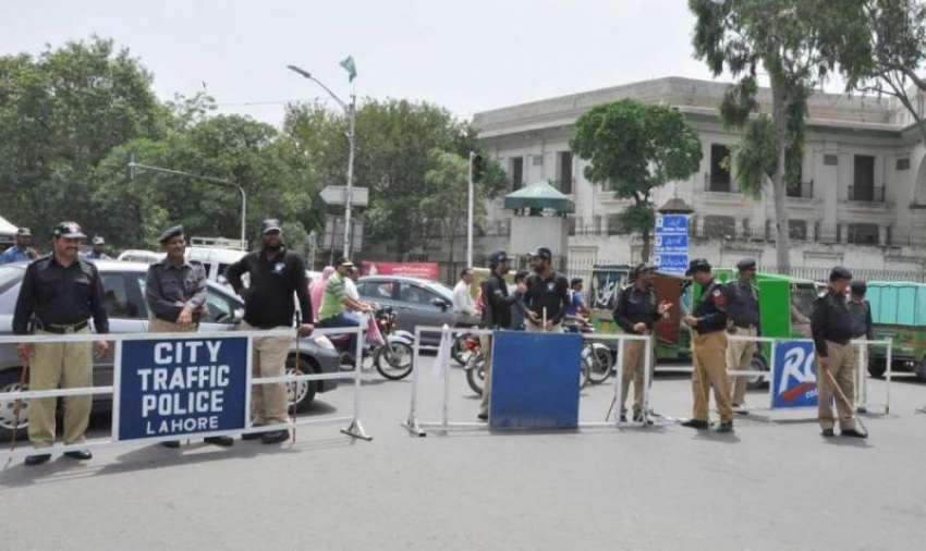 لاہور: ینگ ڈاکٹرز کے ہڑتال کے باعث پولیس نے بیرئیر لگا کر ..