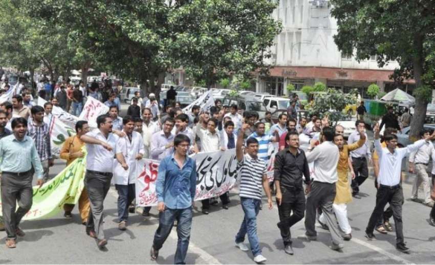 لاہور: ینگ ڈاکٹرز اپنے مطالبات کے حق میں مال روڈ پر احتجاجی ..
