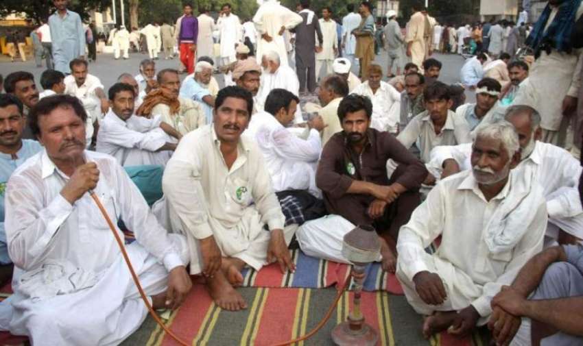 لاہور: کسان اپنے مطالبات کے حق میں اسمبلی ہال کے سامنے دھنا ..