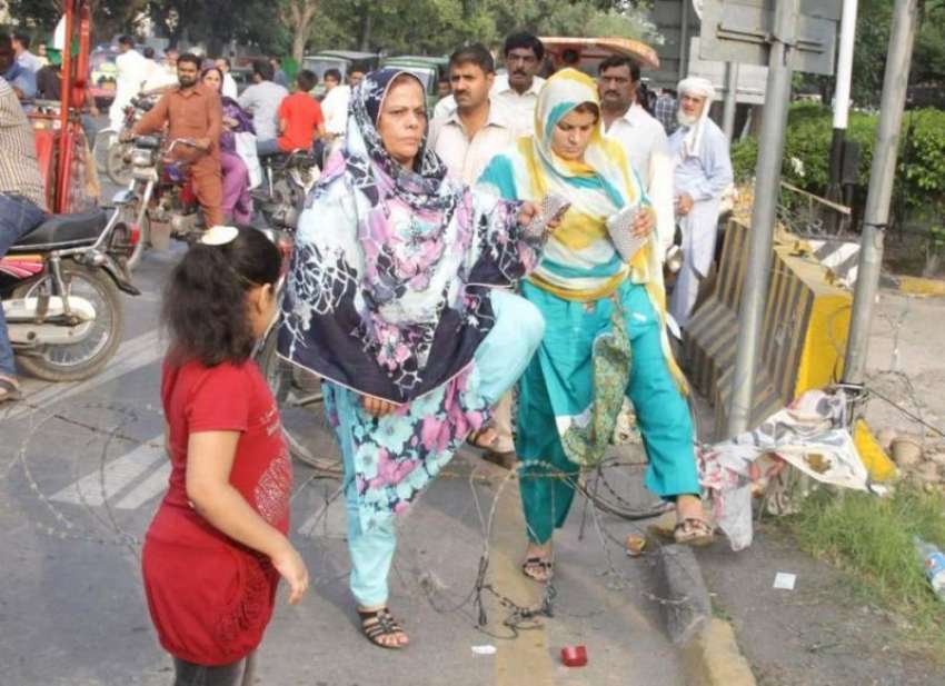 لاہور: کسان اتحاد احتجاجی مظاہرے کے دوران خواتین خاردار ..