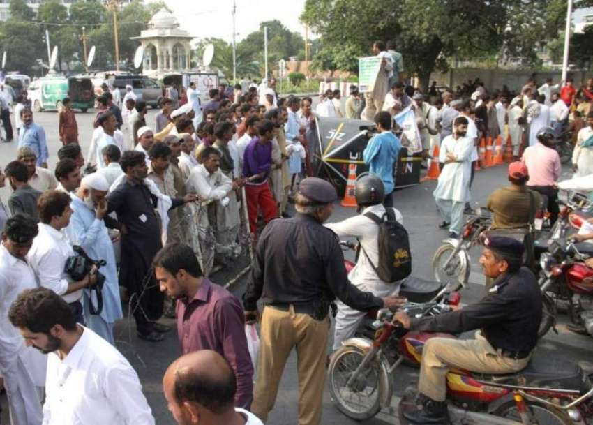 لاہور: کسان اتحاد احتجاجی مظاہرے کے دوران کسانوں نے رکاوٹیں ..