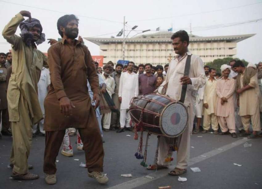 لاہور: کسان اتحاد احتجاجی مظاہرے کے دوران شرکاء ڈھول کی ..