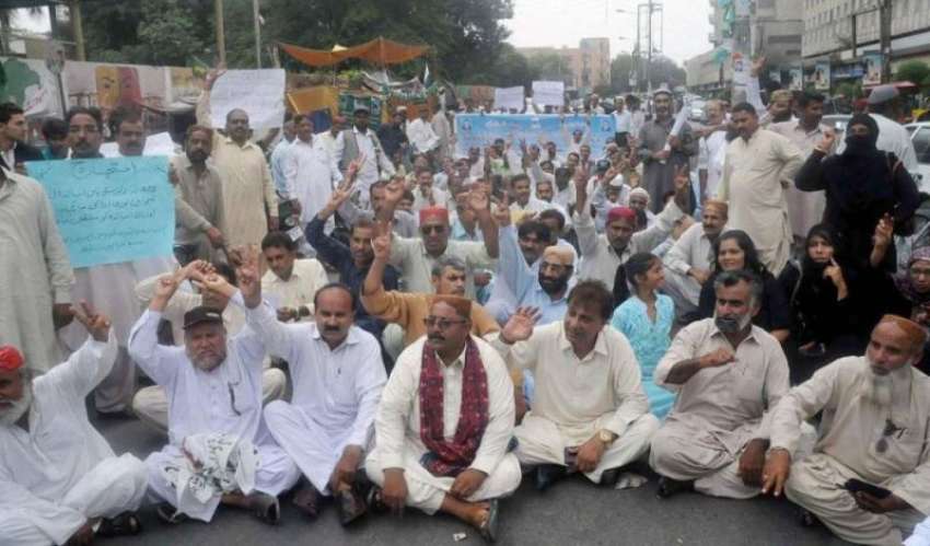 کراچی: پریس کلب کے سامنے نیو ٹیچرز ایکشن کمیٹی کے ٹیچرز اور ..
