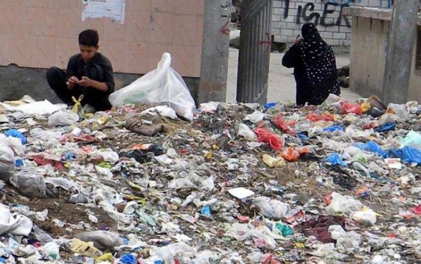 راولپنڈی: ایک خانہ بدوش بچہ کچرے سے کار آمد اشیاء تلاش کر ..