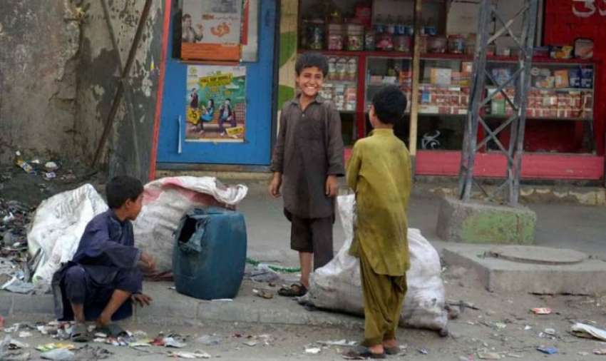 کوئٹہ: ننھے معصوم بچے کار آمد اشیاء تلاش کرنے کے بعد جناح ..