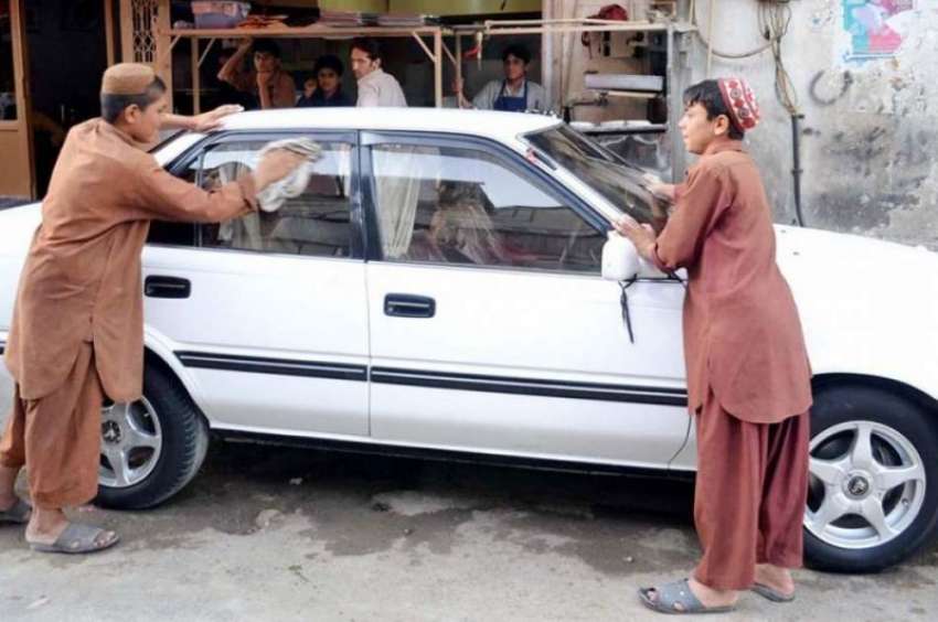 کوئٹہ: دو بچے تعلیم کی اہمیت سے بے خبر جناح روڈ پر گاڑی دھونے ..