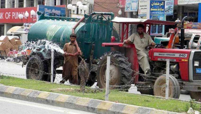 راولپنڈی: پی ایچ اے کے اہلکار سبز زار کو سیراب کررہے ہیں۔