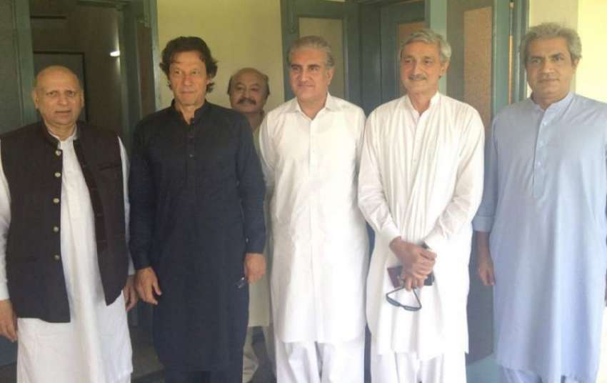 اسلام آباد: تحریک انصاف کے چیئرمین عمران خان کے ہمراہ شاہ ..