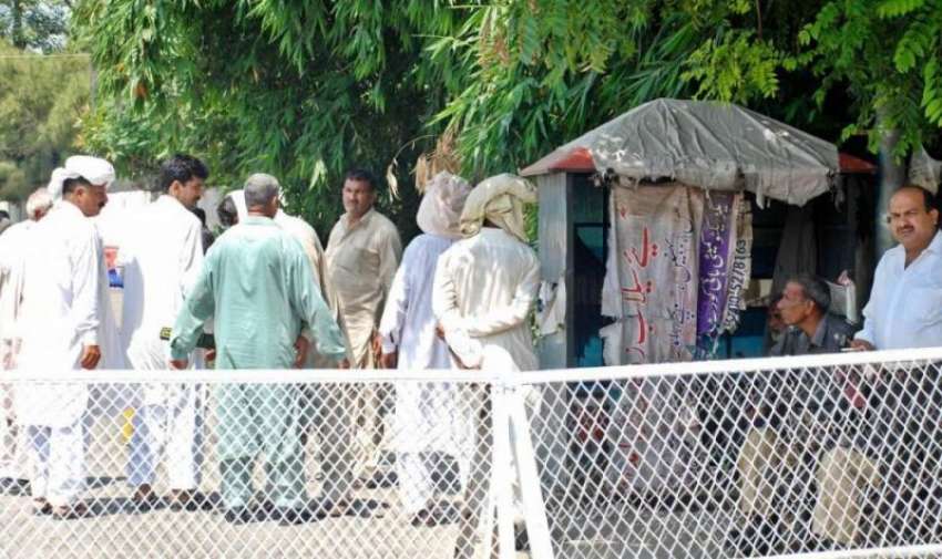 راولپنڈی: سی پی او آفس کے باہر سکیورٹی اہلکار عام سائلین ..