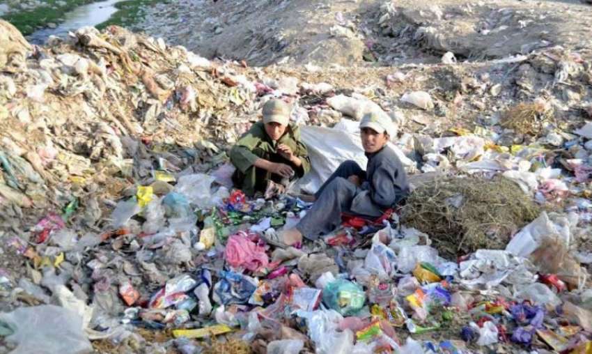 کوئٹہ: بلوچستان یونیورسٹی کے سامنے پڑے کچرے کے ڈھیر سے بچے ..
