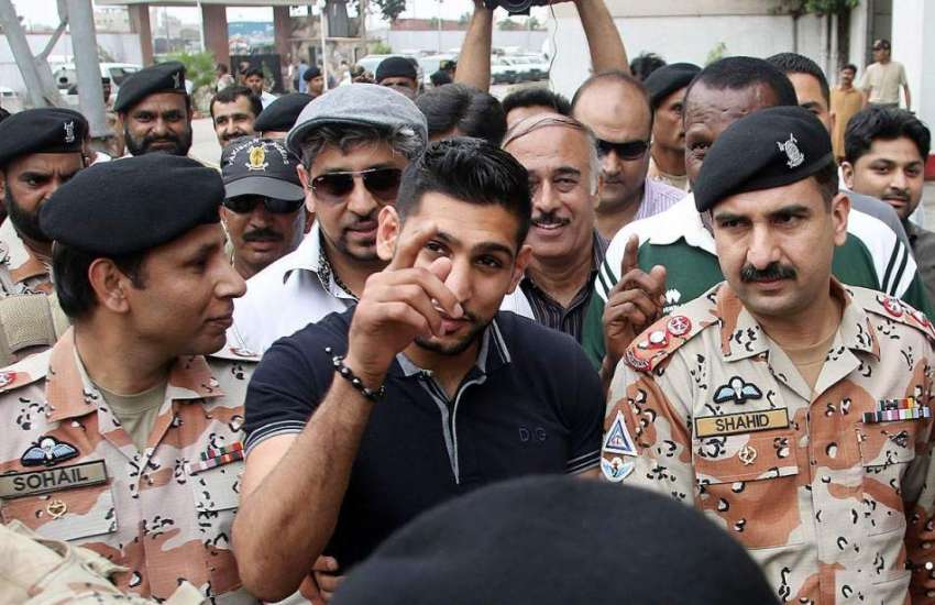 کراچی: پاکستانی نژاد برطانوی باکسر عامر خان لیاری فٹبال ..