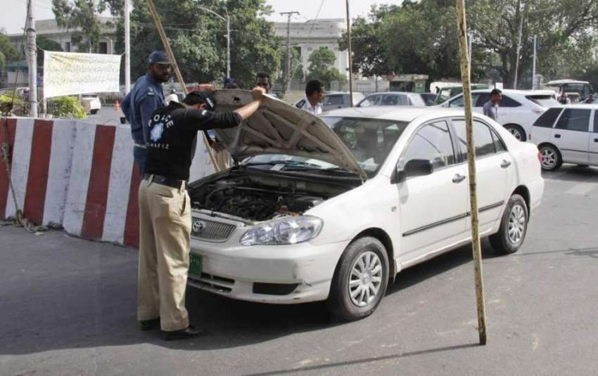 لاہور: پنجاب اسمبلی اجلاس کے موقع پر ایک پولیس اہلکار گاڑی ..