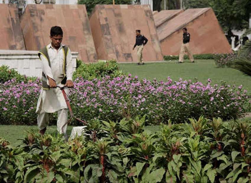 لاہور:پی ایچ اے کا ملازم پنجاب اسمبلی کے سامنے پارک میں گھاس ..