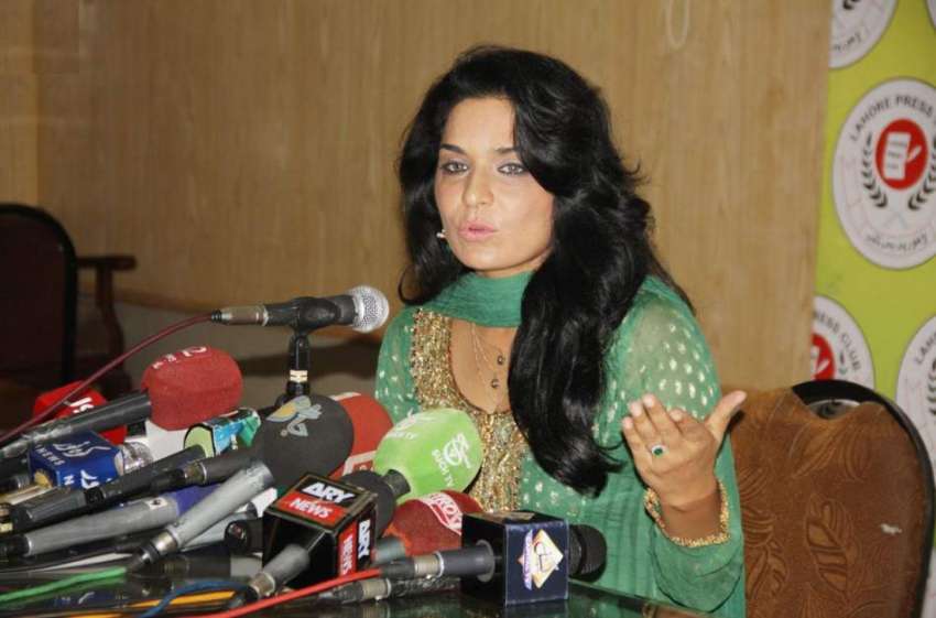 لاہور: اداکارہ میرا پریس کلب میں پریس کانفرنس کر رہی ہیں۔