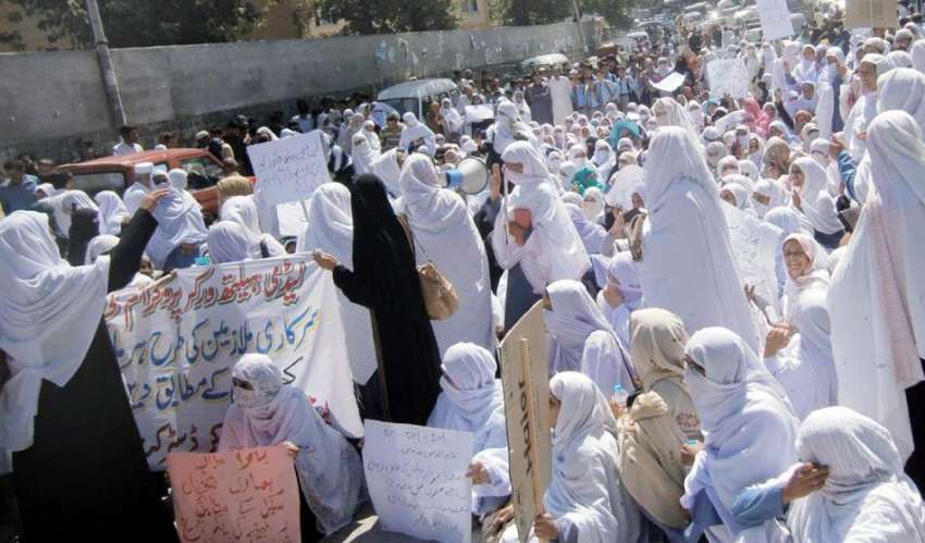 ایبٹ آباد: لیڈی ہیلتھ ورکرز اپنے مطالبات کی منظوری کے لیے ..