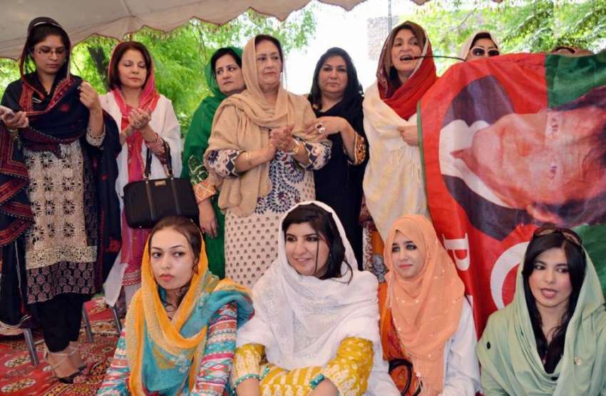 پشاور: پی ٹی آئی کی رہنما فوزیہ قصوری خواتین ورکرز سے خطاب ..