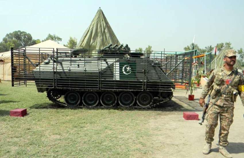پشاور: کرنل شیر خان سٹیڈیم میں یوم دفاع کے موقع پر ایک ٹینک ..