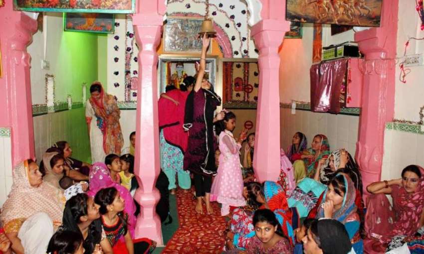 راولپنڈی: کرشنا مندر میں ہندو برادری اپنی مذہبی رسومات میں ..