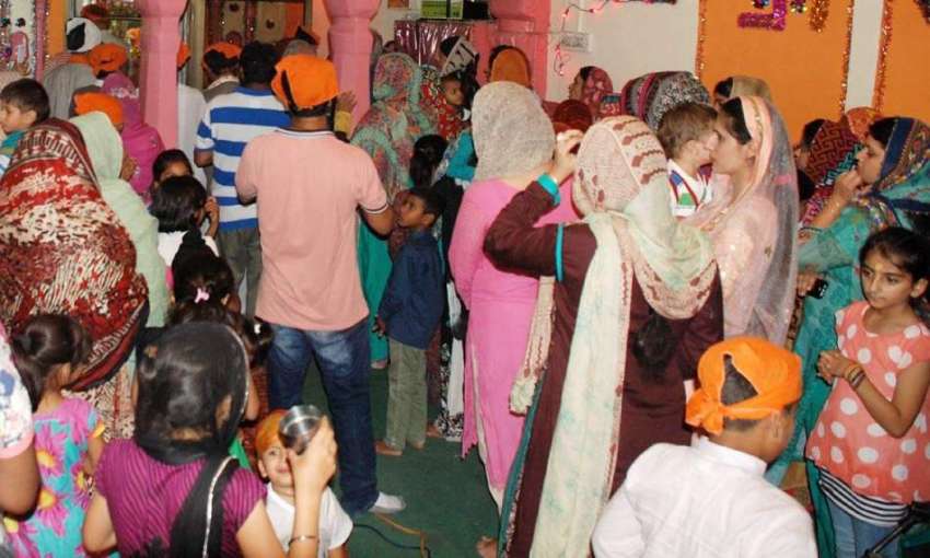 راولپنڈی: کرشنا مندر میں ہندو برادری اپنی مذہبی رسومات میں ..