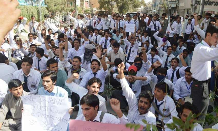 کوئٹہ: انٹر میڈیت کے نتائج کے خلاف طلبہ بورڈ آفس کے سامنے ..