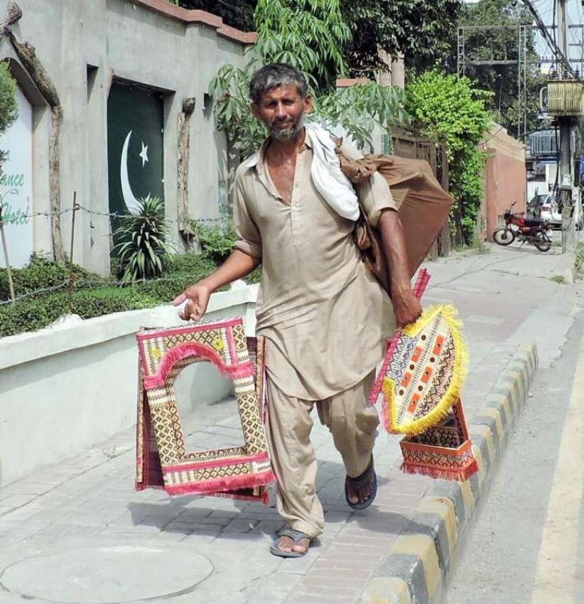 لاہور: ایک محنت کش ہاتھ سے تیار کیے گئے شیشے اور پنگھے فروخت ..