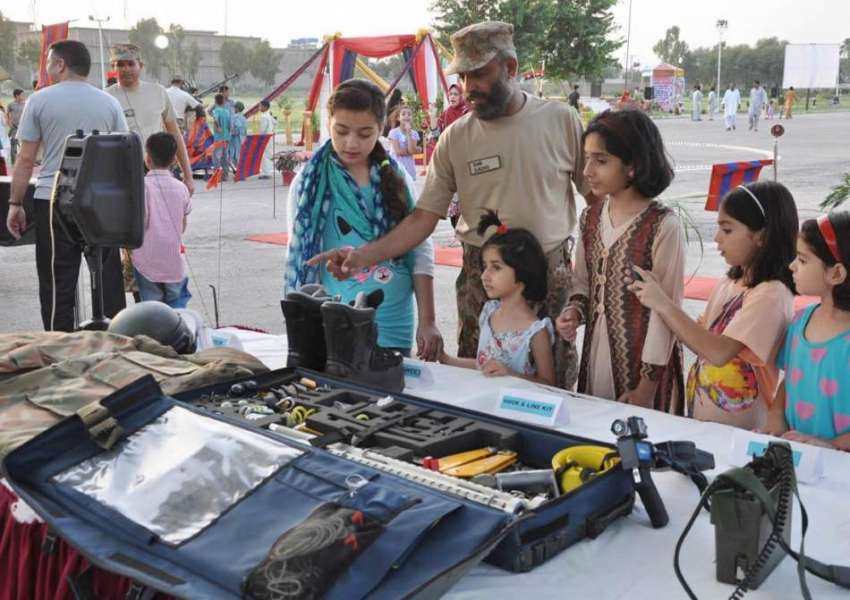 ڈیرہ اسماعیل خان: آلات حرب کی نمائش میں پاک فوج کے جوان بچوں ..
