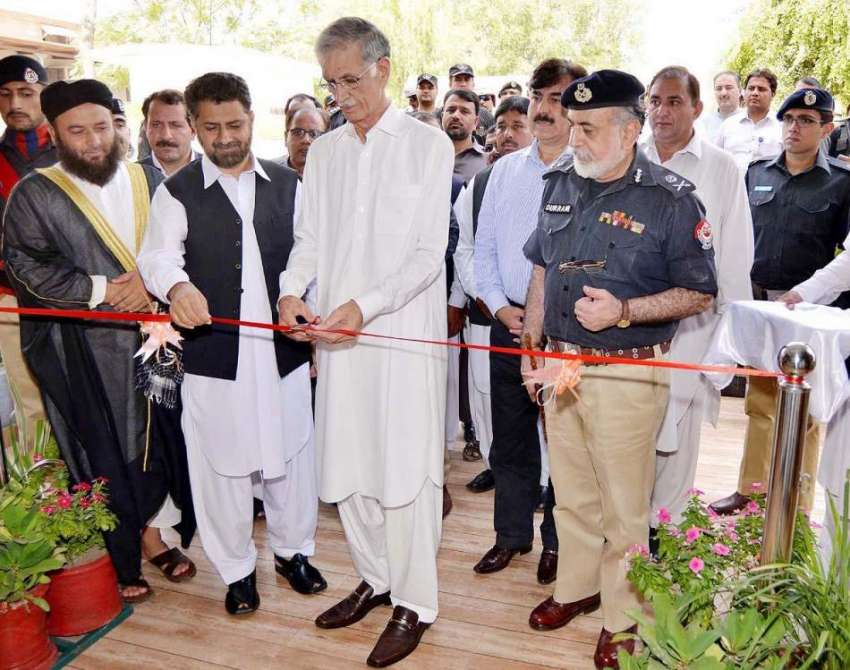 پشاور: وزیر اعلیٰ خیبر پختونخواہ پرویز خٹک پولیس سکول آف ..