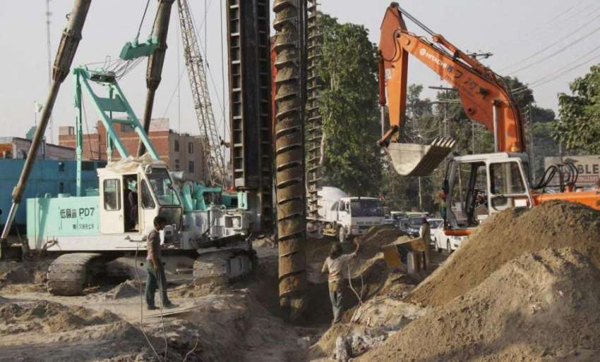 لاہور: جیل روڈ انڈر پاس منصوبے پر تعمیراتی کام جاری ہے۔