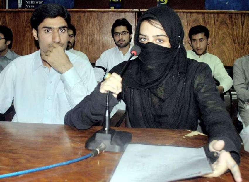 پشاور: الرازی میڈیکل کالج کی طالبہ زرمینہ جعفر ساتھی طلبہ ..
