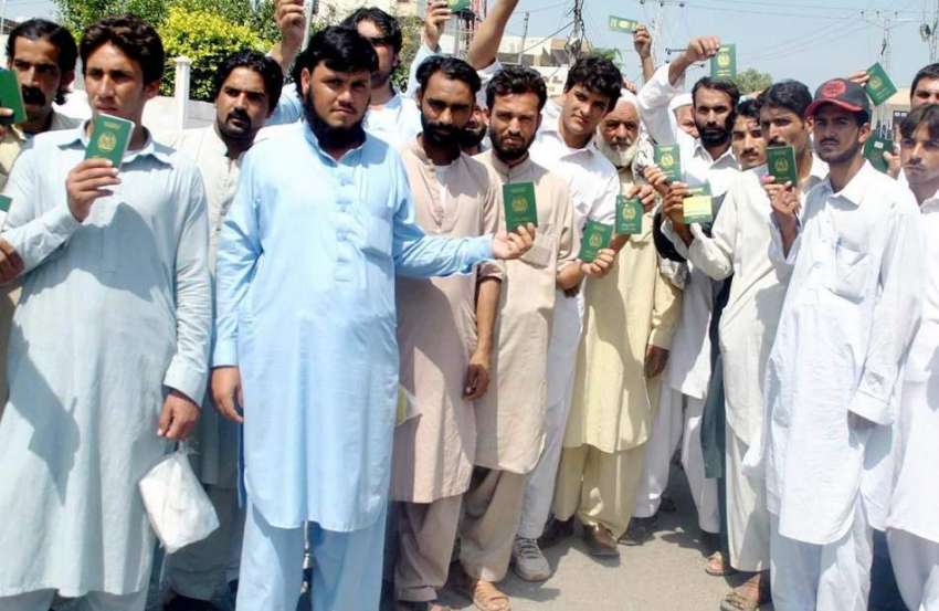 پشاور: مختلف اضلاع سے آئے ہوئے شہری پاسپورٹ آفس کے خلاف احتجاجی ..