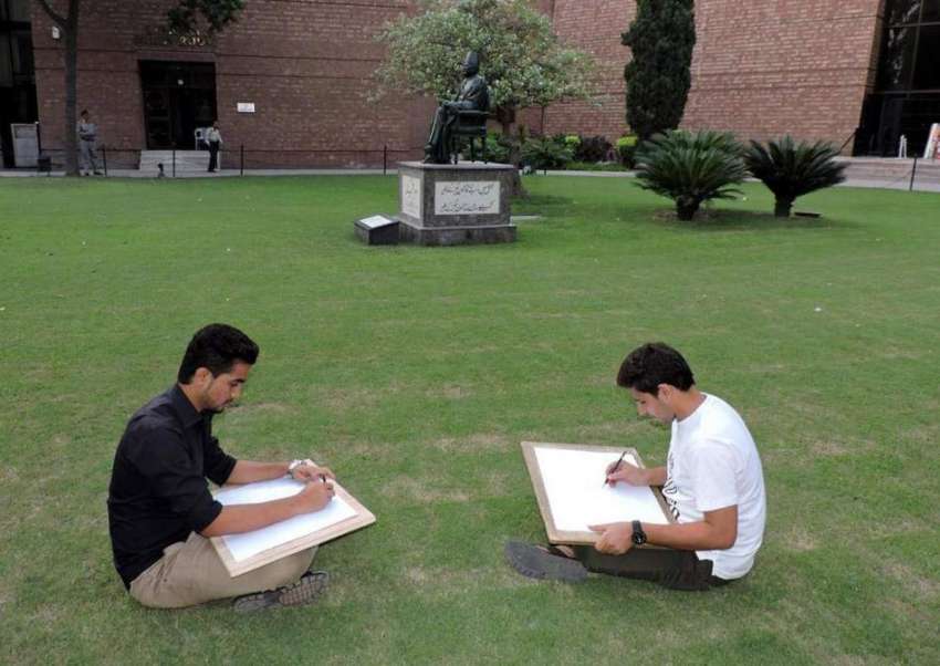 لاہور: الحمراء کے صحن میں دو طالبعلم بیٹھے پینٹنگ بنارہے ..