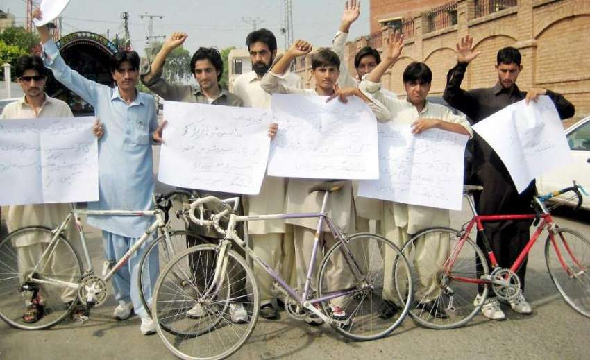 پشاور: فاٹا سائیکلنگ ایسوسی ایشن کے کارکن اپنے مطالبات کے ..
