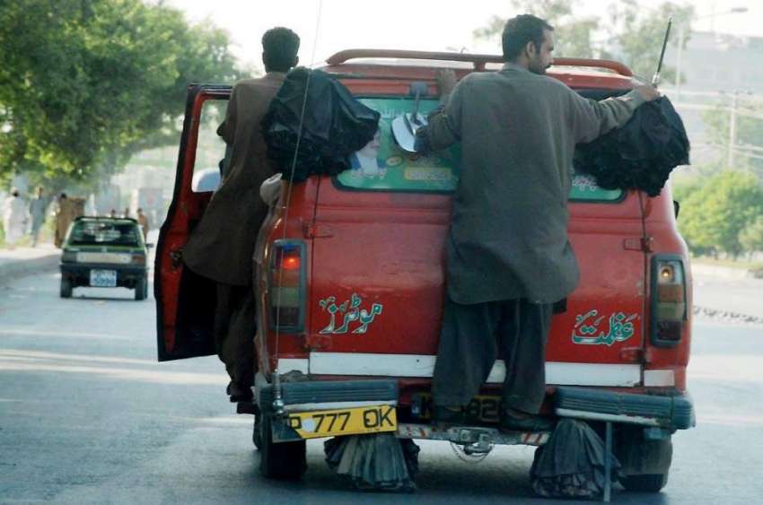 راولپنڈی: شہری خطرناک انداز سے ویگن پر لٹک کر سفر کررہا ہے ..