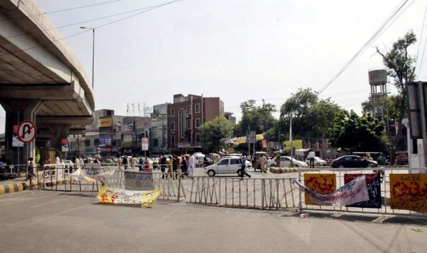لاہور: آل پاکستان کلرک ایسوسی ایشن کے احتجاج کے باعث روڈ ..