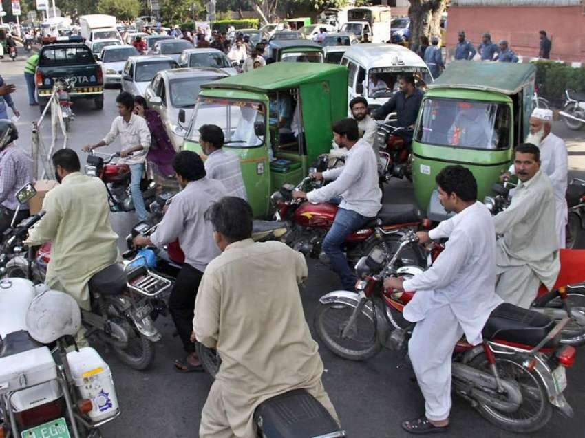 لاہور: مال روڈ پر بے ہنگم ٹریفک جام کا ایک منظر۔